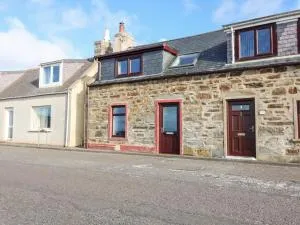 Dolphin Cottage - Macduff
