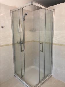 Single Room with Shared Shower and Toilet room in Hotel Rössli