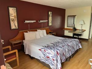 Superior King Room - Non-Smoking room in Red Roof Inn Virginia Beach-Norfolk Airport
