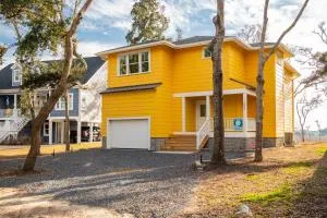 Dog Day Afternoon by Oak Island Accommodations - 霍尔顿海滩