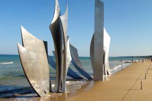 Maisons de vacances Maison de 3 chambres avec vue sur la mer jardin clos et wifi a Saint Laurent sur Mer : photos des chambres