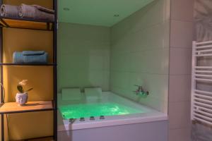 Appartements Jacuzzi Terrasse 86 - Terrasse & Climatisation - 4 personnes - BnB Epernay : photos des chambres