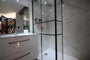 B&B / Chambres d'hotes Au coeur de la Roque d'Antheron - Aux portes du Luberon : Chambre Double avec Salle de Bains Privative