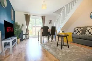 Valens House - 7 minutes drive to City Centre - Free Parking, Fast Wifi, Smart TV with SkyTV and Netflix by Yoko Property - Wicken