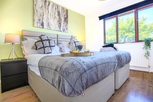 Valens House - 7 minutes drive to City Centre - Free Parking, Fast Wifi, Smart TV with SkyTV and Netflix by Yoko Property