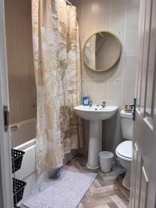 Centrally Located Lincolnshire Home With Free Parking On Premises