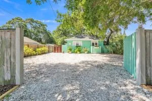 Sarasota, FL Bungalow - Bright & Breezy Coastal Vibes - 10 mins to White Sand Beaches home - North Sarasota