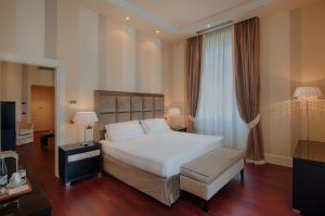 Deluxe Twin/King Suite room in Grand Hotel Palazzo Livorno-MGallery by Sofitel