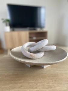 Modern Luxury 1 Bedroom Apartment - Walk to the shops! Free Wifi