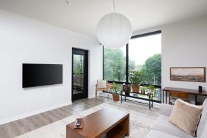 East Side Luxury 1BR Apt - Near Brady St with Balcony and Lounge