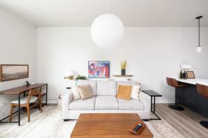 East Side Luxury 1BR Apt - Near Brady St with Balcony and Lounge