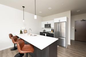 East Side Luxury 1BR Apt - Near Brady St with Balcony and Lounge