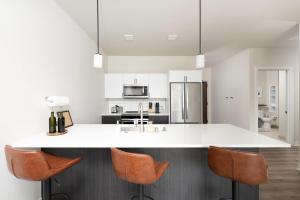 East Side Luxury 1BR Apt - Near Brady St with Balcony and Lounge