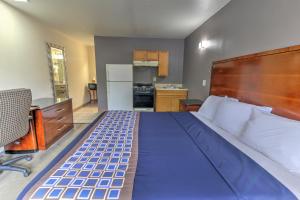 King Room with Kitchenette - Non-Smoking room in Budget Lodge Churchland