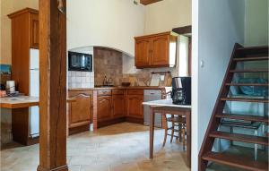 Maisons de vacances Awesome Home In Mauvires With Wifi, Private Swimming Pool And 3 Bedrooms : photos des chambres