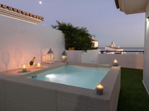 VACATION MARBELLA I Terrazas de Banus, Romantic, Jacuzzi, Pet-Friendly, Cosy Duplex Penthouse, 2min walk to Marina