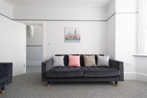 Stunning 6 Bed House in Medway with 10 beds 4 bathrooms sleeps 15