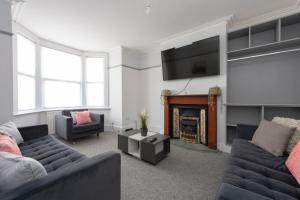 Stunning 6 Bed House in Medway with 10 beds 4 bathrooms sleeps 15