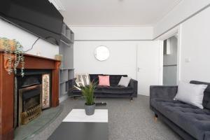 Stunning 6 Bed House in Medway with 10 beds 4 bathrooms sleeps 15