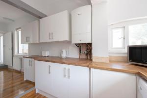 Stunning 6 Bed House in Medway with 10 beds 4 bathrooms sleeps 15