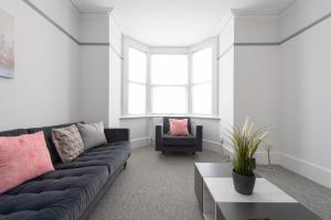 Stunning 6 Bed House in Medway with 10 beds 4 bathrooms sleeps 15