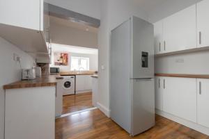 Stunning 6 Bed House in Medway with 10 beds 4 bathrooms sleeps 15