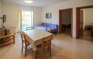 Nice Apartment In Mandre With 2 Bedrooms, Wifi And Indoor Swimming Pool