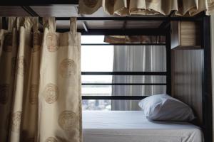 Giường trong phòng ngủ tập thể nam có 4 giường (Bed in 4-Bed Male Dormitory Room)