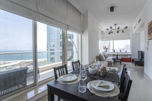 HiGuests - Exceptional Apt with Furnished Terrace By the Sea
