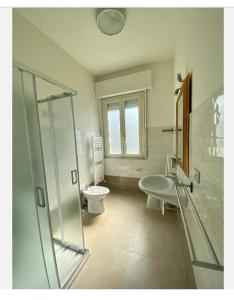 Alloggio 4 e 5 in centro, con giardino, a 150 m dal mare
