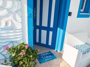 Greek Island Style 2 bedroom Villa with Pool next to the Sea