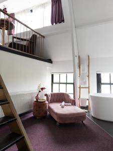 King Suite with Bath room in Wolf Hotel Kitchen & Bar