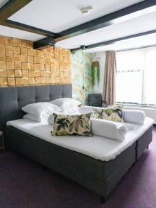 Deluxe Suite room in Wolf Hotel Kitchen & Bar