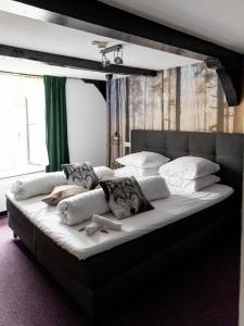 Deluxe Double Room room in Wolf Hotel Kitchen & Bar