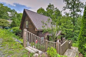 Cozy Boone Cabin w Deck: Close to Downtown!