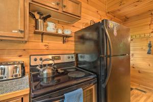 Cozy Boone Cabin w Deck: Close to Downtown!