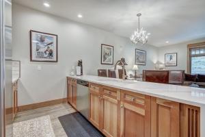 Premier 1 Bedroom Ski In, Ski Out Lone Eagle Condo With The Best Access To Skiing In Keystone