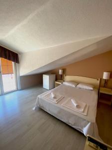 Comfort Triple Room with Sea View room in Kleopatra Apartments