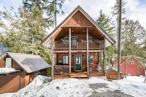 Whiskey Jack, 4 Bedroom Cabin with Outdoor Firepit - Yale