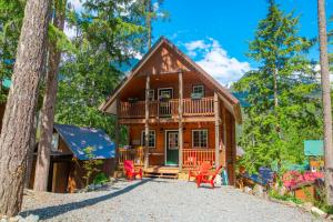 Whiskey Jack, 4 Bedroom Cabin with Outdoor Firepit