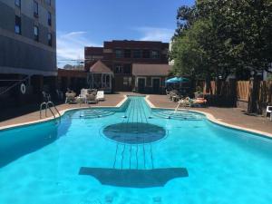Music Row Retreat with Pool and Free Parking, Walk to Bars!