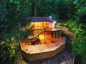 Cozy Cabin Retreat - Hot Tub, Fireplace & Fire Pit - Margret