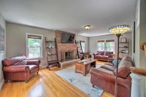 Pet-Friendly Lake Getaway 1 Block to Beach! - 波蒂奇