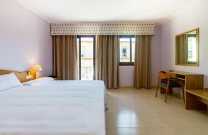 Double Room with Extra Bed room in Hotel Montalvo Playa