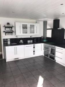 Sunnyside - Large Seaside Home with views and Hot Tub