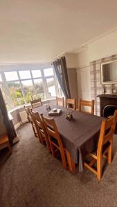 Sunnyside - Large Seaside Home with views and Hot Tub