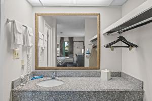 Deluxe Family Suite room in Quality Hotel Morehead City near Atlantic Beach