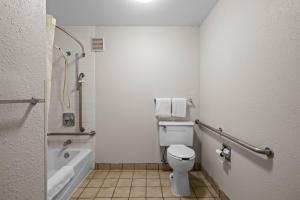 King Room - Disability Access room in Quality Hotel Morehead City near Atlantic Beach