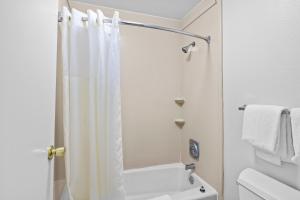 Standard King Room room in Quality Hotel Morehead City near Atlantic Beach