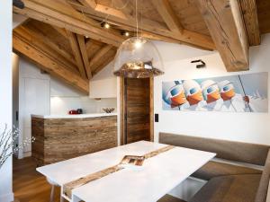 Appartement Contemporain avec Sauna, Cheminée et Parking au Centre de Courchevel 1850 - FR-1-564-35